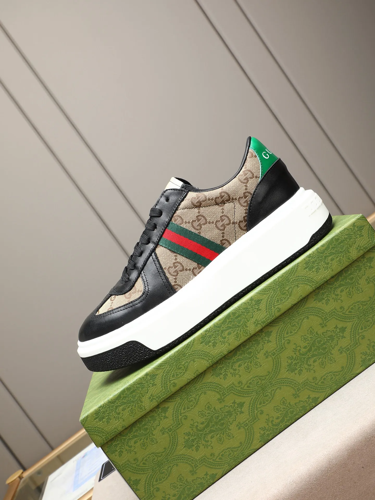 Men's shoes 💰480 New men's shoes GUCCI Fashion trend Made of first-layer calfskin ➕ washed sheep lining! The foot feels super comfortable and the workmanship is impeccable. Foam ultra-light outsole, size: 38-44 (45 customized) 4 colors to choose from!